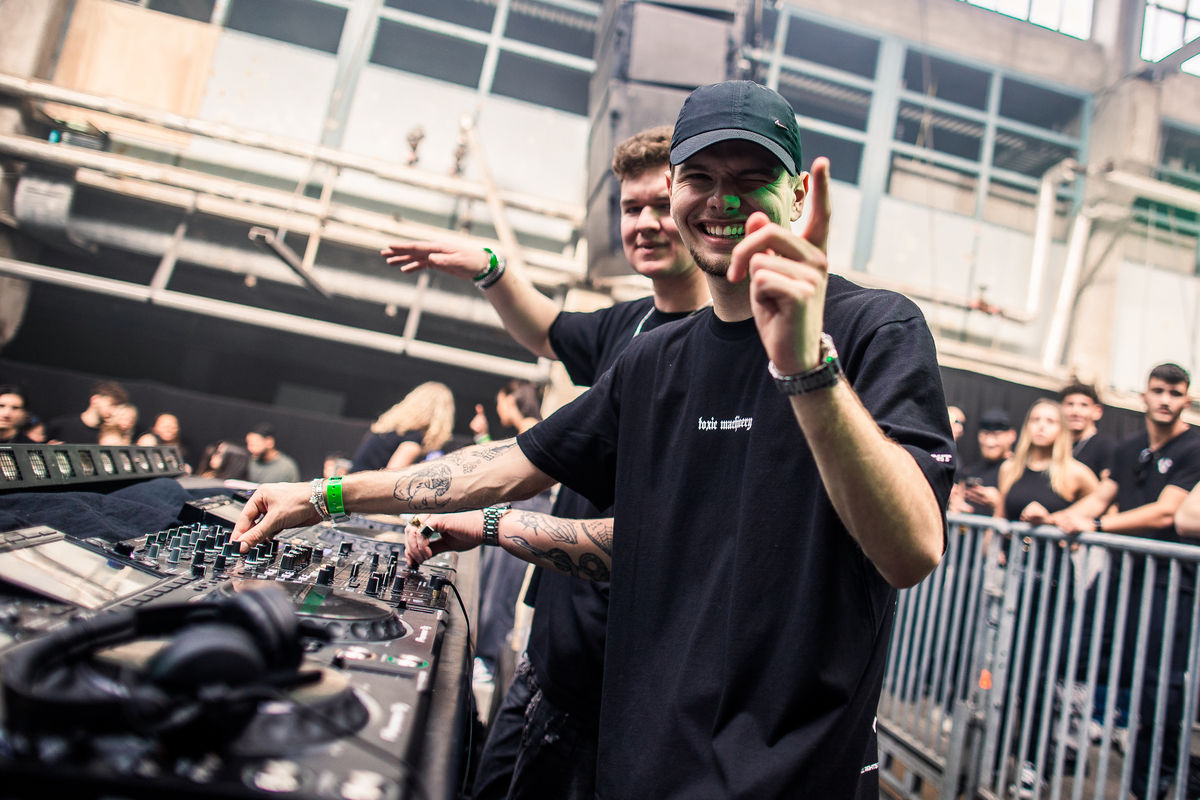 Loading... just a sec